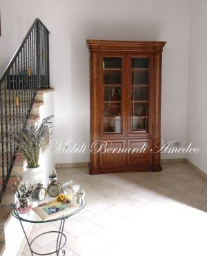 Libreria stile classico in noce massiccio intarsiata in olivo chiusa con ante a vetro